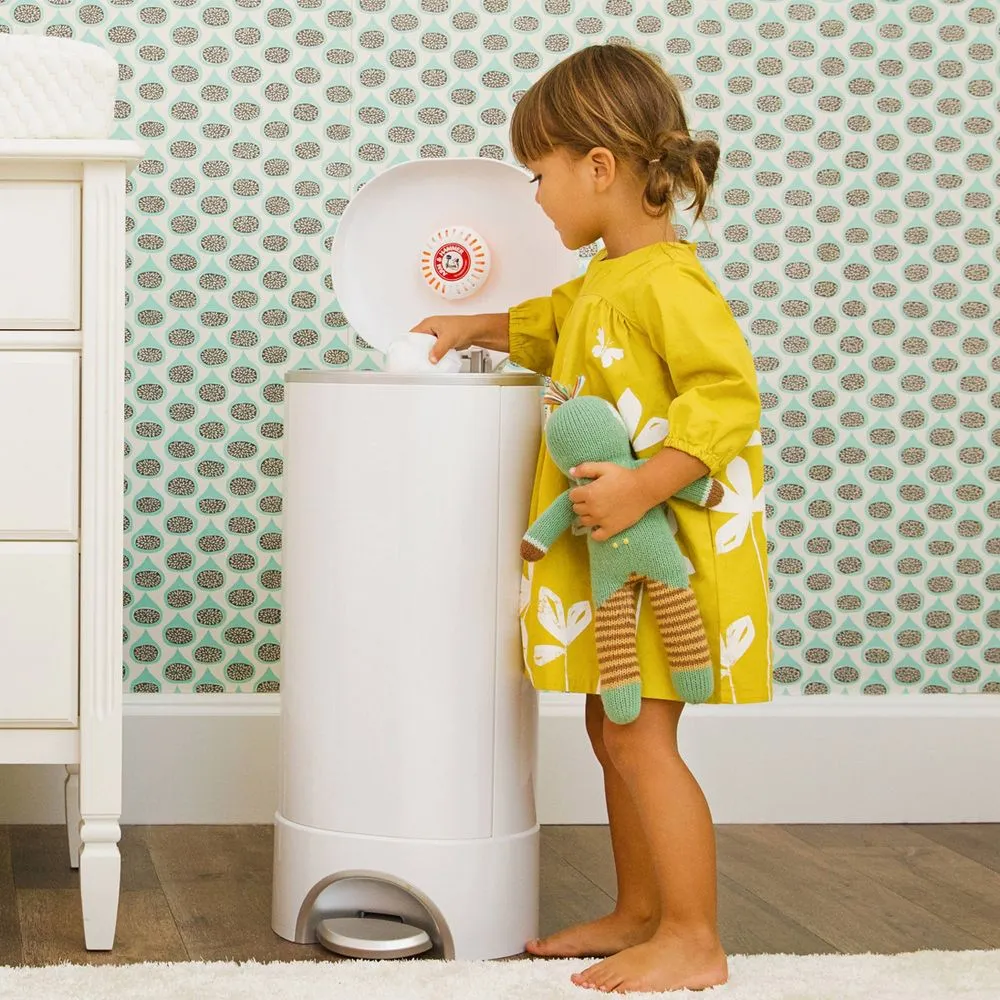 Munchkin STEP Diaper Pail, Powered by Arm & Hammer